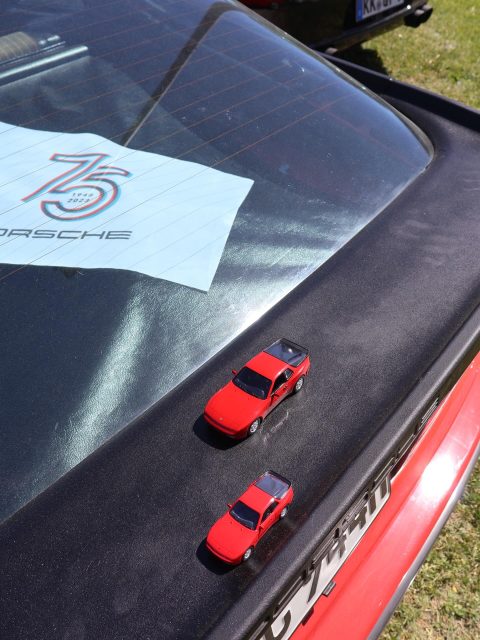 The Porsche 944 S in red at Dinslaken is live on miniflatsix.com. The car I am working toward as my first Porsche, my dreamcar captured in two scales next to the real thing.
Already waiting for you on the site: the Porsche 911 50th Anniversary Edition in dark grey, shot at Dinslaken. This one belongs to a fellow Porsche collector who is also a passionate scale model collector, the kind of overlap that makes these moments extra special. A birthday in metal, marking fifty years of 911. Coming to Instagram soon. 👀
@miniflatsix @minichampsofficial @kyosho_official_minicar_toys @rettig.christian