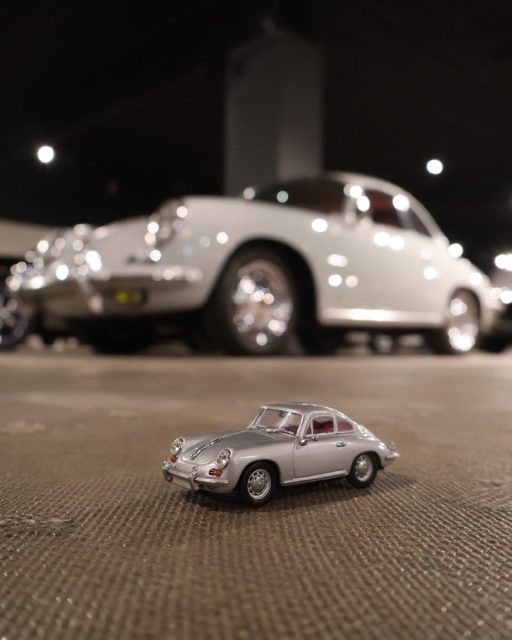 Silver, serene, and quietly confident. The Porsche 356 C closed the chapter on the original 356 lineage in 1965, and this example from the Frans van Haren collection at Metropole Druten shows exactly why the shape has aged so well. Soft museum light, gentle curves, and a presence that fills the room without ever raising its voice.

For the scale pairing, both @minichampsofficial and @kyosho_official_minicar_toys lined up next to the full-size car in a single composition. Two interpretations of the same icon, sharing the frame, each with its own character.

The full series is now live on miniflatsix.com, the first of several shoots coming out of our visit to Metropole Druten. @metropoledruten @metropole.nl 

Quick heads-up: a new series has just landed on the site as well. The 991 Speedster, photographed at the Speedster Registry section in Dinslaken. The modern descendant of the very shape you see here. Worth a look while you’re there.👀 @991.speedster.registry